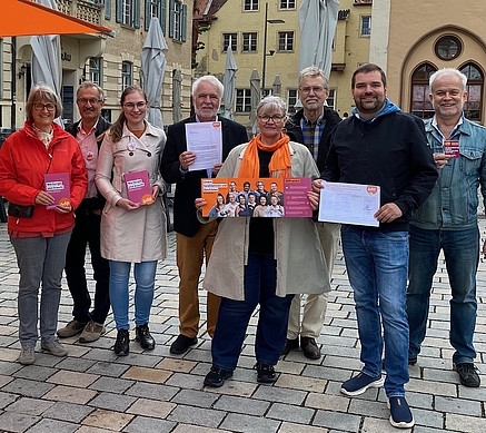 Mitglieder des ÖDP-Kreisverbands stehen auf dem Pfaffenhofener Hauptplatz und zeigen die Unterschriftenliste der Petition