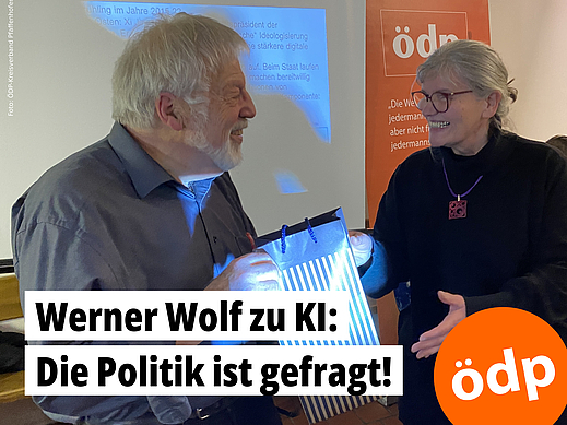 Judith Neumair bedankt sich bei Werner Wolf mit einem kleinen Präsent