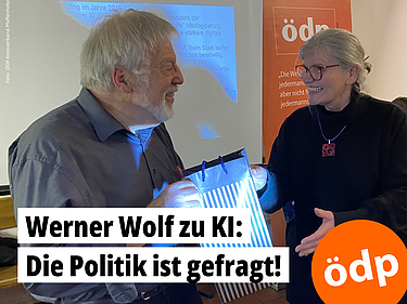 Judith Neumair bedankt sich bei Werner Wolf mit einem kleinen Präsent